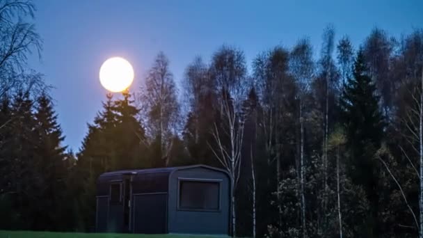 Timelapse Toma Movimiento Luna Llena Sobre Cabina Rectangular Con Vista — Vídeos de Stock