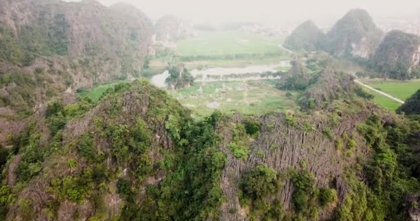 在山顶上的薄雾中飘扬 露出一条小河旁的村庄 — 图库视频影像