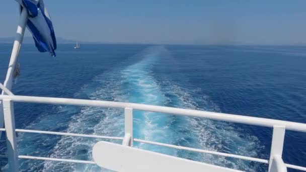 ボートの目覚め 海の水の流れを妨害した イタリアとギリシャを結ぶギリシャの旗とフェリー — ストック動画