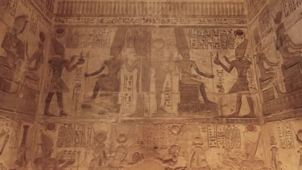 Widok Wnętrza Ptolemejskiej Świątyni Hathora Hieroglifami Przedstawieniami Siedzących Bogów Przechył — Wideo stockowe