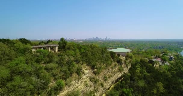 无人机镜头快速从左到右在博内尔山的Covert公园以德克萨斯州奥斯汀市为背景 — 图库视频影像