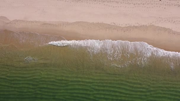 Eine Vogelperspektive Auf Kleine Wellen Die Auf Dem Goldenen Sand — Stockvideo