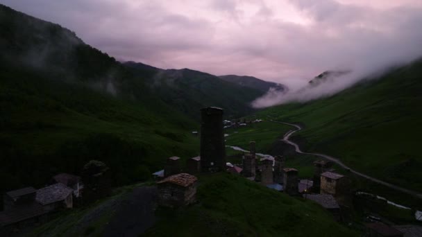 Gürcistan Svaneti Bölgesinde Gökyüzüne Karşı Ushguli Köyü Hava Aracı Vuruldu — Stok video