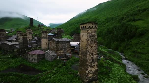 Georgia Svaneti Deki Enguri Nehri Üzerindeki Ushguli Köyündeki Savunma Kuleleri — Stok video
