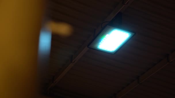 Närbild Energisnål Led Lampa Lyser Mitt Natten — Stockvideo