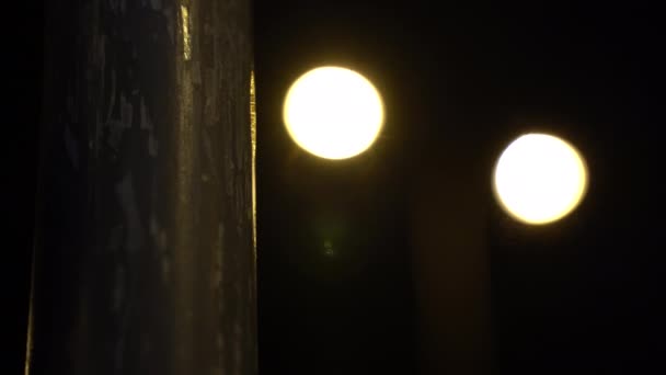 街灯的特写 背景灯的焦点不清 — 图库视频影像