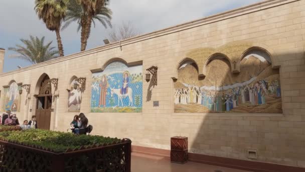 Eski Kahire Deki Asma Kilisesindeki Renkli Duvar Sanatının Yanında Avluda — Stok video