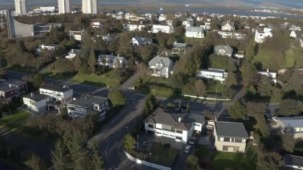 Пригородный Район Большими Жилыми Домами Горами Заднем Плане Исландия — стоковое видео