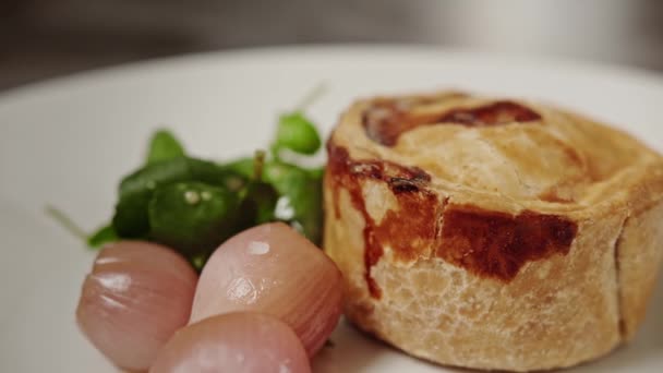 Sebuah Pie Babi Disajikan Piring Dengan Dua Bawang Dipetik — Stok Video