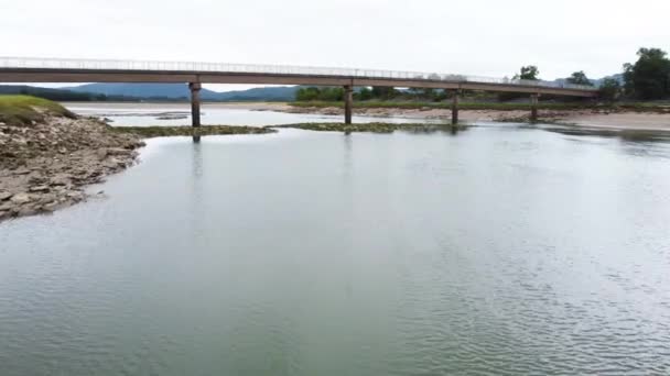 Drone Volant Basse Altitude Dessus Une Rivière Pont Dans Nature — Video