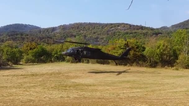 Falcão Negro Militar Descolar Campo Relva Voar Por Cima Sikorsky — Vídeo de Stock