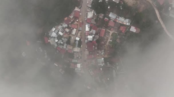 メキシコのオアハカ州サンノゼ パシフィコの空中飛行ドローンビュー 3と自然に囲まれた山の上の美しい村 — ストック動画