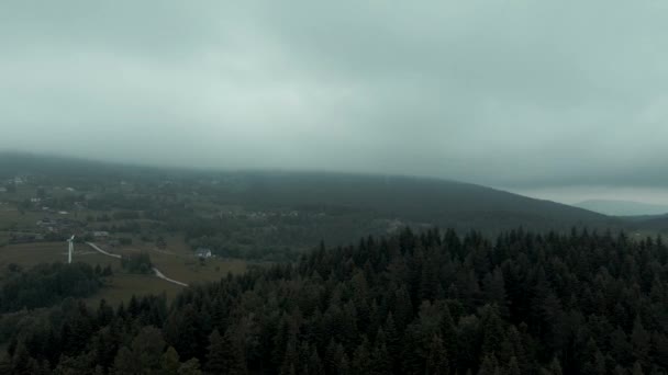 Fotografie Aeriană Hotelului Munte Din Interiorul Pădurii Cețoase — Videoclip de stoc