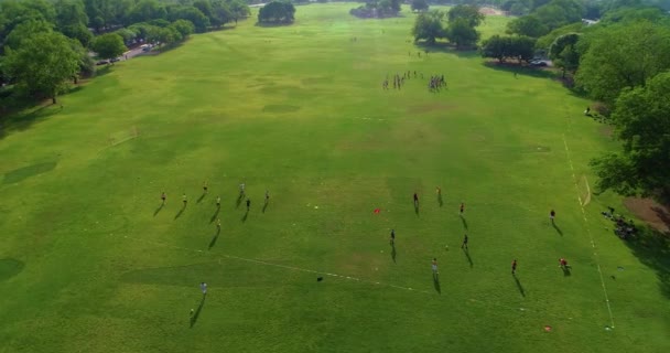 Gente Jugando Fútbol Zikler Park Austin Texas — Vídeo de stock