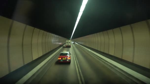 Bus Rijdt Door Een Twee Weg Tunnel Met Licht Top — Stockvideo