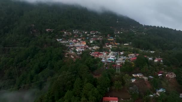 드론으로 멕시코 오악사카의 호세델 피코를 수있다 산위의 아름다운 자연으로 뒤덮여 — 비디오