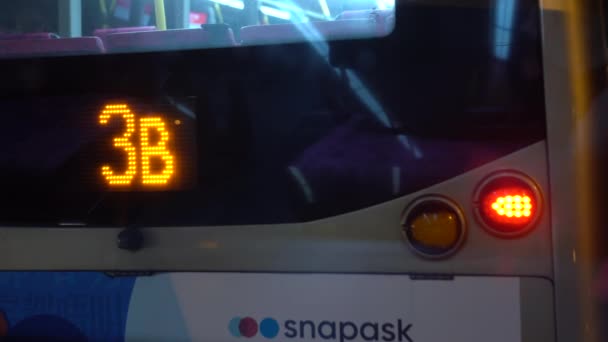 Nahaufnahme Der Rückseite Eines Busses Mit Einem Rechten Blinker — Stockvideo