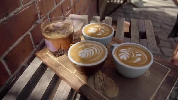 Νόστιμο Τρία Φλιτζάνια Καπουτσίνο Όμορφο Latte Art Και Παγωμένο Καφέ — Αρχείο Βίντεο
