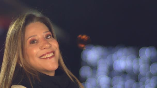 Bardaki Tatlı Spanyol Kadın Sana Döner Gülümser Ağır Çekimde — Stok video