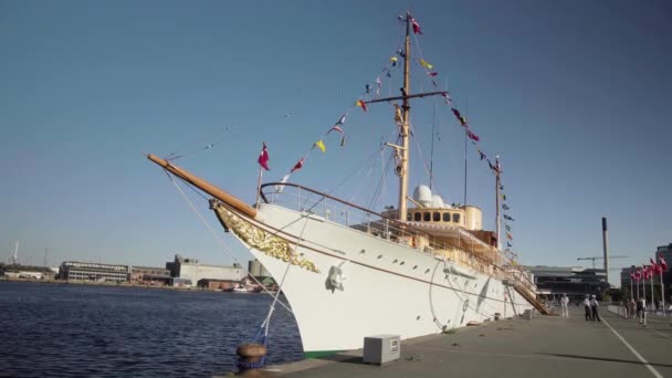 晴れた日にオーフス港のロイヤルデンマーク船Dannebrog — ストック動画