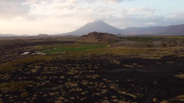 Eine Schöne Drohnenaufnahme Eines Auf Einem Hügel Geparkten Safari Jeeps — Stockvideo