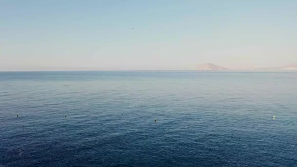 Mewy Latające Nad Morzem Śródziemnym Calpe Hiszpania Szeroka Antena — Wideo stockowe
