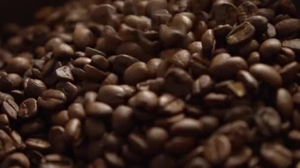 Kaffeebohnen Fallen Einen Haufen — Stockvideo