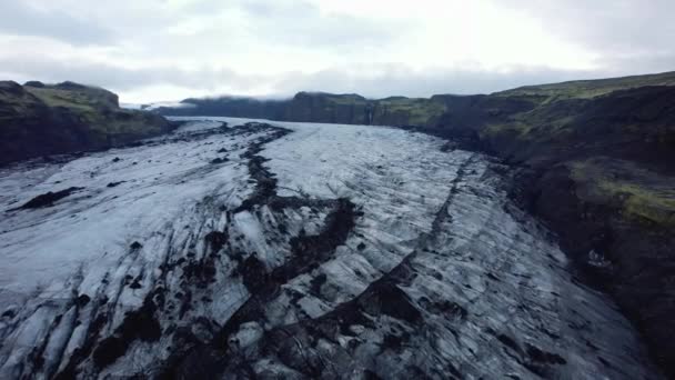 Drone Girato Volando All Indietro Sopra Ghiacciaio Solheimajokull Islanda — Video Stock