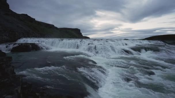 アイスランドのガルフロス滝のスローモーション パンニング ショット4K — ストック動画