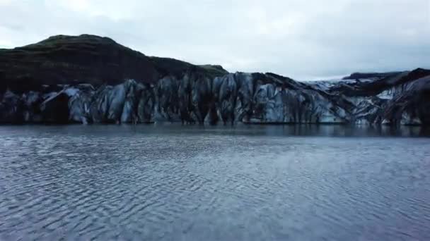 Drone Che Vola Vicino All Acqua Verso Ghiacciaio Solheimajokull Islanda — Video Stock