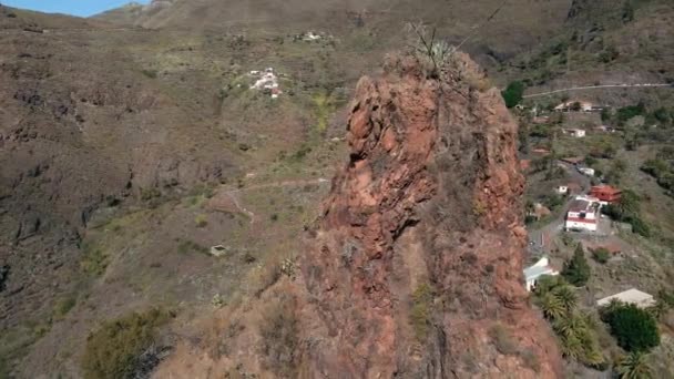 Rivelazione Arcing Colpo Piccolo Villaggio Montagna Dietro Grande Roccia Rossa — Video Stock