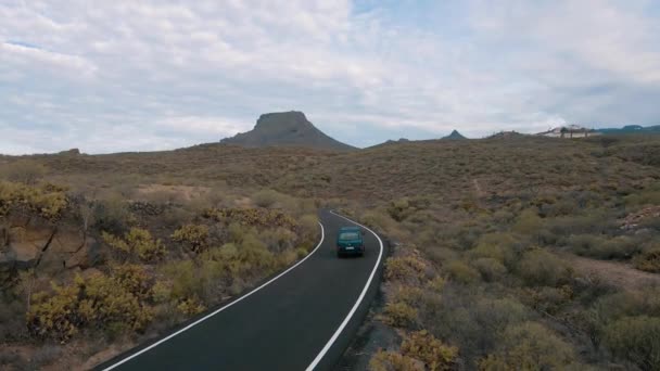Tilt Shot Cyan Car Driving Mountain Road Cloudy Sky Background — стокове відео