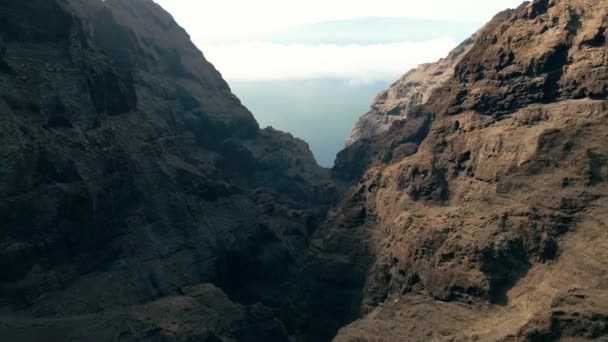 Drone Shot Wide Canyon Walls Στην Τενερίφη Ισπανία Προώθηση Dolly — Αρχείο Βίντεο