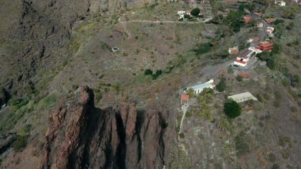 日间按尖角岩层划分的朝下倾斜的山腰村 — 图库视频影像