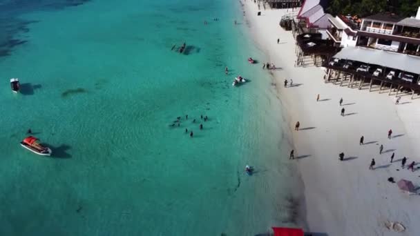 坦桑尼亚热带桑给巴尔岛上 在晴朗的蓝天和清澈的大海中 一架无人驾驶飞机从上方俯瞰着农威海滩 — 图库视频影像