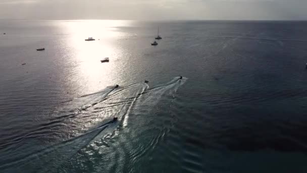 Vesiskootterit Purjehdus Intian Valtameren Zanzibar Tansaniassa Afrikassa Auringonlaskun Aikana — kuvapankkivideo