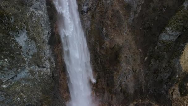 美丽的流水流淌在阿尔巴尼亚的群山中 雄伟的瀑布斯卡卡维察 — 图库视频影像