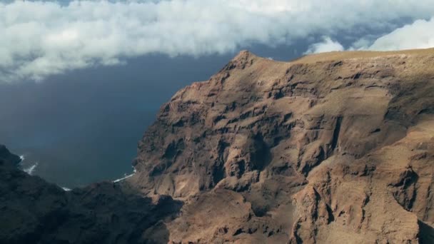 山地轮廓背景下滚动云彩的迷人启示镜头 — 图库视频影像