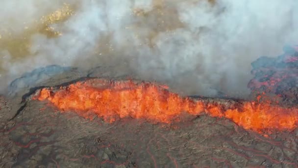 4K场景空降飞行员卡Fagradalsfjall火山喷发 冰岛首都雷克雅未克附近的冰岛山区裂隙中喷出炽热的熔岩 — 图库视频影像