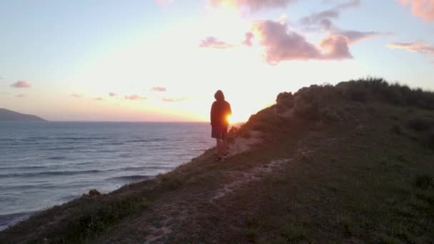 Man Walking Ridge Mountain Overlooking Sea Water Sunset Vlore Albânia — Vídeo de Stock