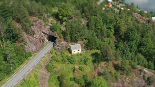 Une Étroite Route Côtière Mène Tunnel Vidéo Basculement — Video