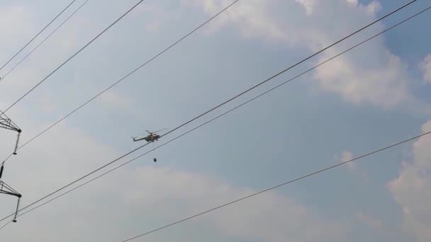 Helicóptero Del Ejército Transportando Agua Volando Sobre Una Gran Línea — Vídeos de Stock