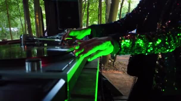 Cerca Tocadiscos Mezclador Agujas Registro Las Manos Hembra Trabajo Festival — Vídeo de stock
