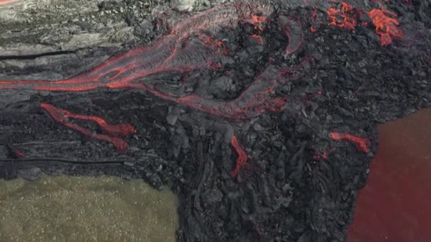 Fagradalsfjall冰岛火山喷发场景的空中无人机视图 利用沸腾的熔岩和冰岛南部山区山谷附近的白烟冲破火山口 — 图库视频影像