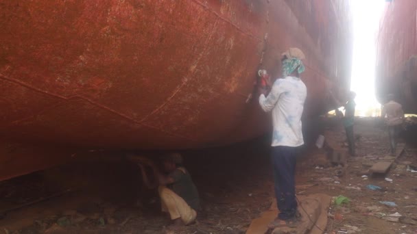 Dock Worker Pomocí Úhlové Brusky Odstranit Rez Lodí Trupu Buriganga — Stock video