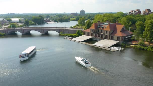 Båtar Passerar Harvard Boat House Charles River Sommar — Stockvideo