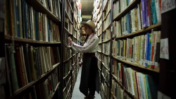 Menina Romena Visita Antiga Biblioteca Resita Romênia — Vídeo de Stock