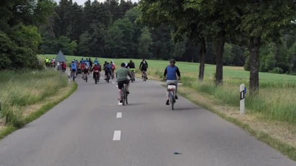 Παρακάτω Shot Δείχνει Ομάδα Οικολογικά Ποδηλάτης Ιππασίας Ποδήλατο Στο Δρόμο — Αρχείο Βίντεο
