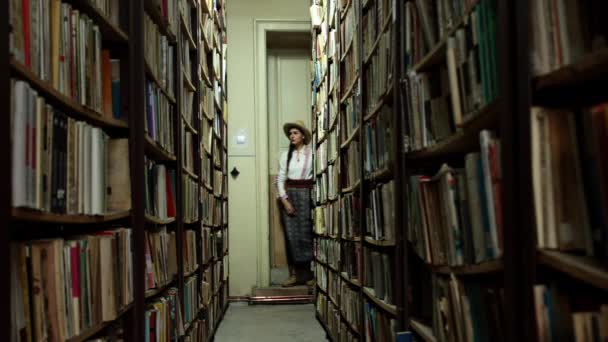 Menina Romena Visita Antiga Biblioteca Resita Romênia — Vídeo de Stock