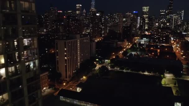 Chicago Skyline Revealed Night Drone Flies Skyscrapers Англійською — стокове відео